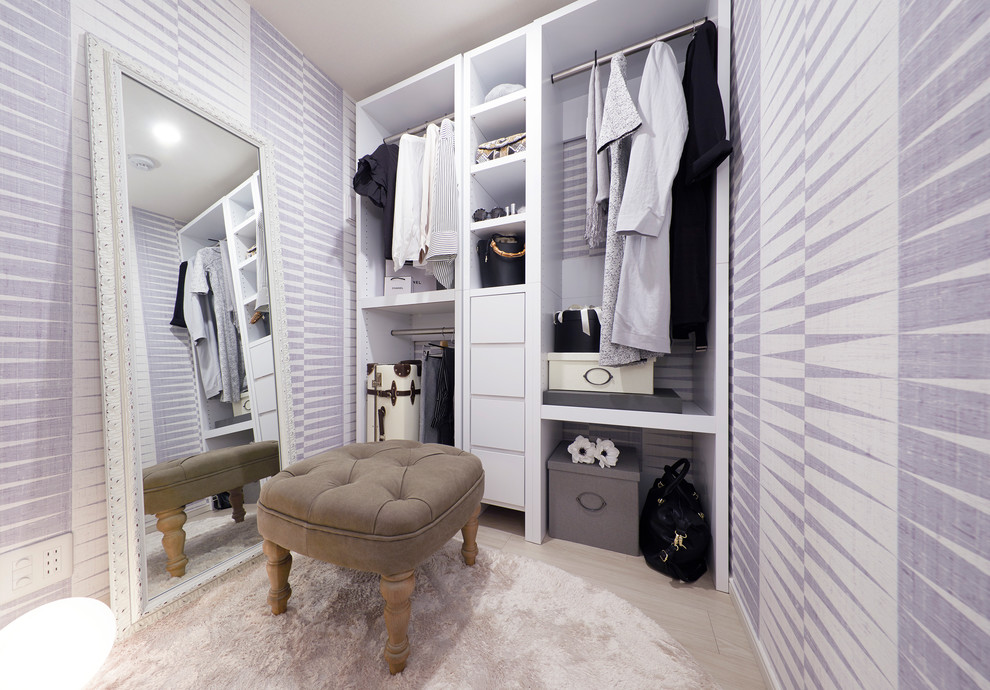 Idéer för att renovera ett funkis walk-in-closet, med heltäckningsmatta och grått golv