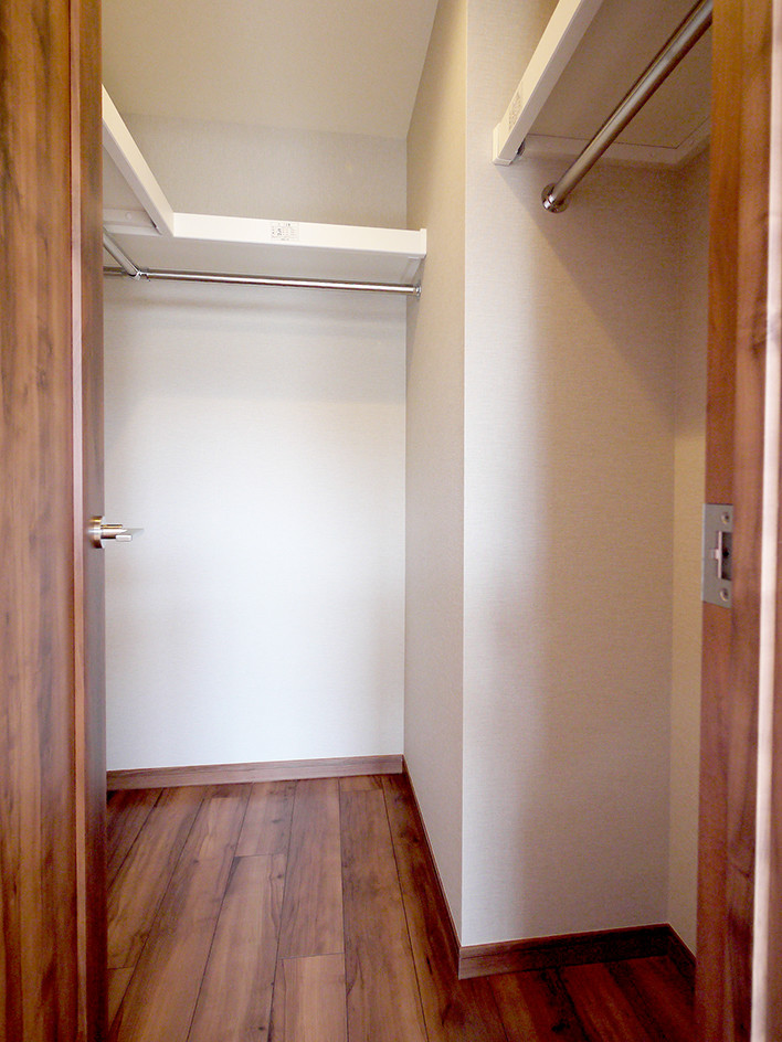 Idéer för ett rustikt walk-in-closet, med mellanmörkt trägolv och brunt golv