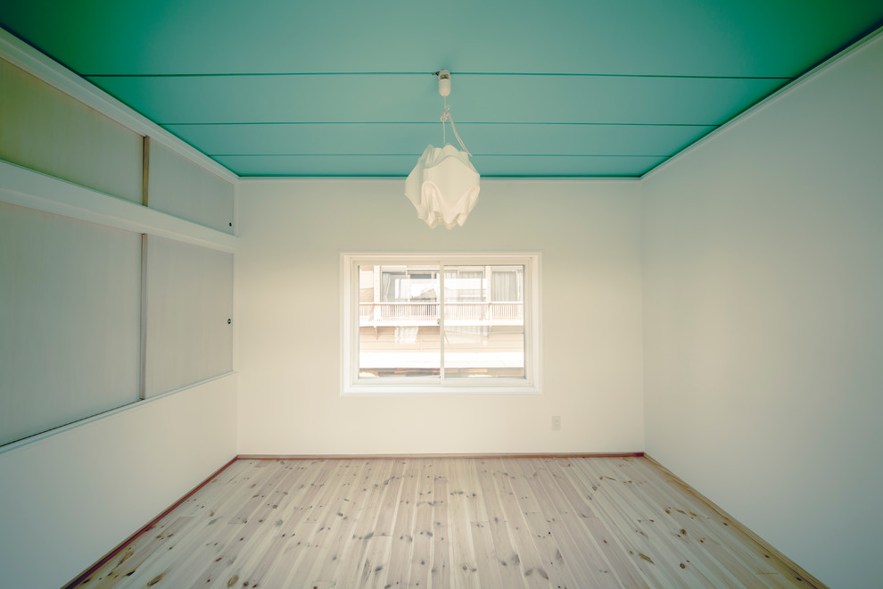 他の地域にある広い北欧スタイルのおしゃれなウォークインクローゼット (オープンシェルフ、白いキャビネット、淡色無垢フローリング、ベージュの床) の写真