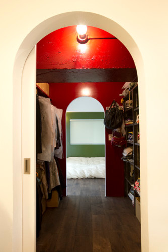 Idéer för att renovera ett mellanstort orientaliskt walk-in-closet för kvinnor, med öppna hyllor, skåp i mörkt trä och mörkt trägolv