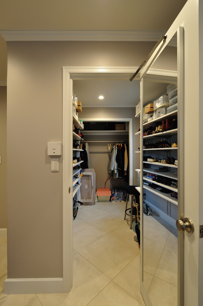 Idéer för mellanstora vintage walk-in-closets, med vita skåp, klinkergolv i porslin och beiget golv