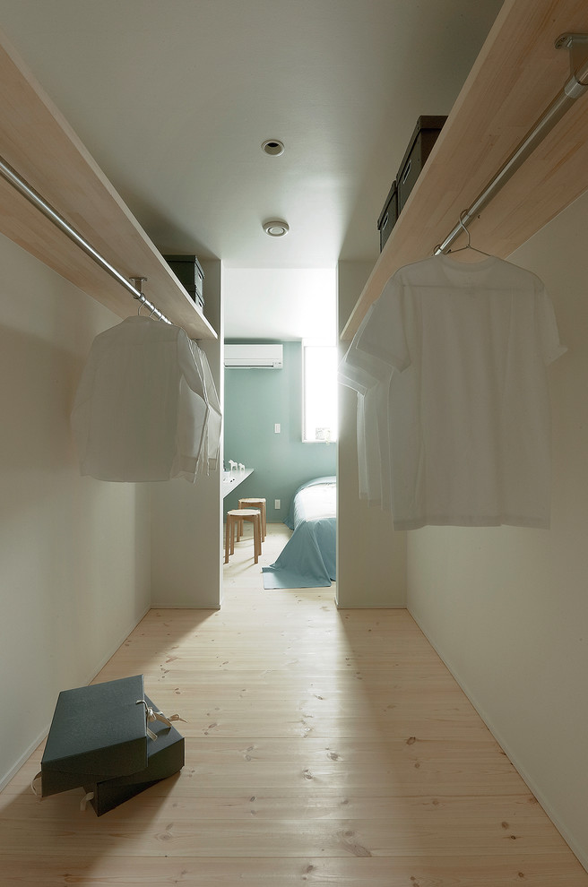 На фото: гардеробная комната в скандинавском стиле