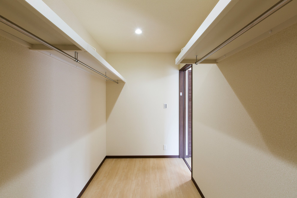 Idéer för ett asiatiskt walk-in-closet för kvinnor, med plywoodgolv och beiget golv