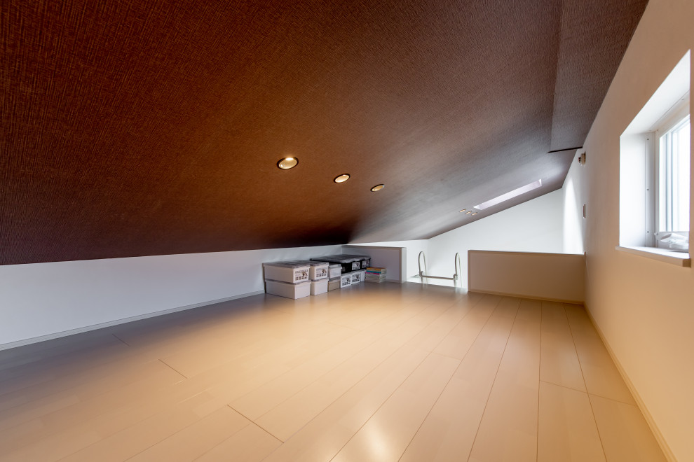 Small wardrobe in Osaka with plywood flooring and a wallpapered ceiling.