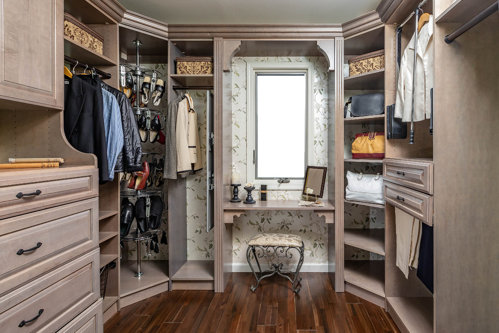 Idéer för att renovera ett vintage walk-in-closet, med mörkt trägolv och brunt golv