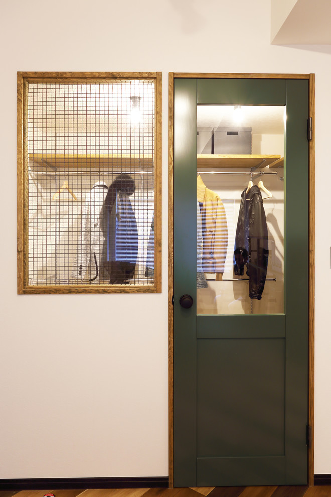 Идея дизайна: маленькая гардеробная комната унисекс в стиле лофт для на участке и в саду