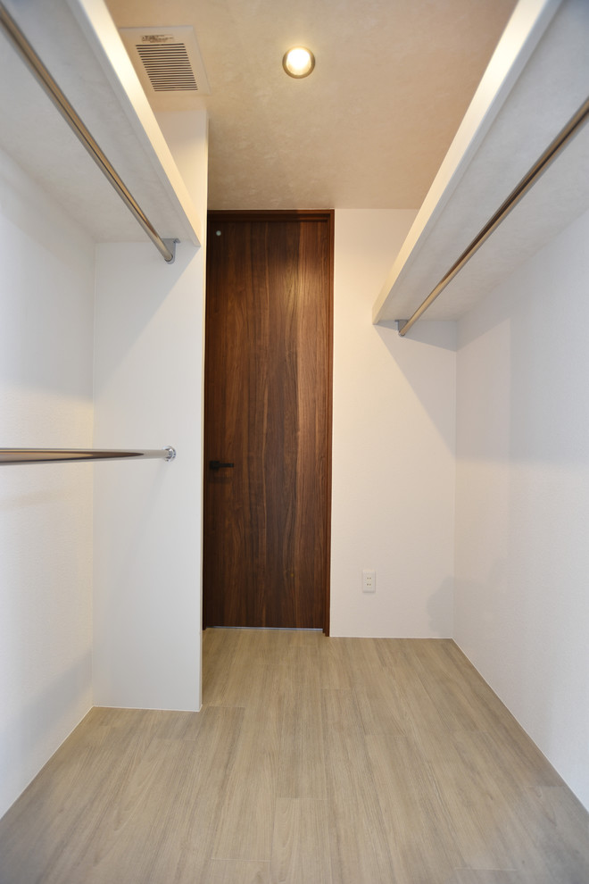Idee per una cabina armadio unisex moderna con pavimento grigio