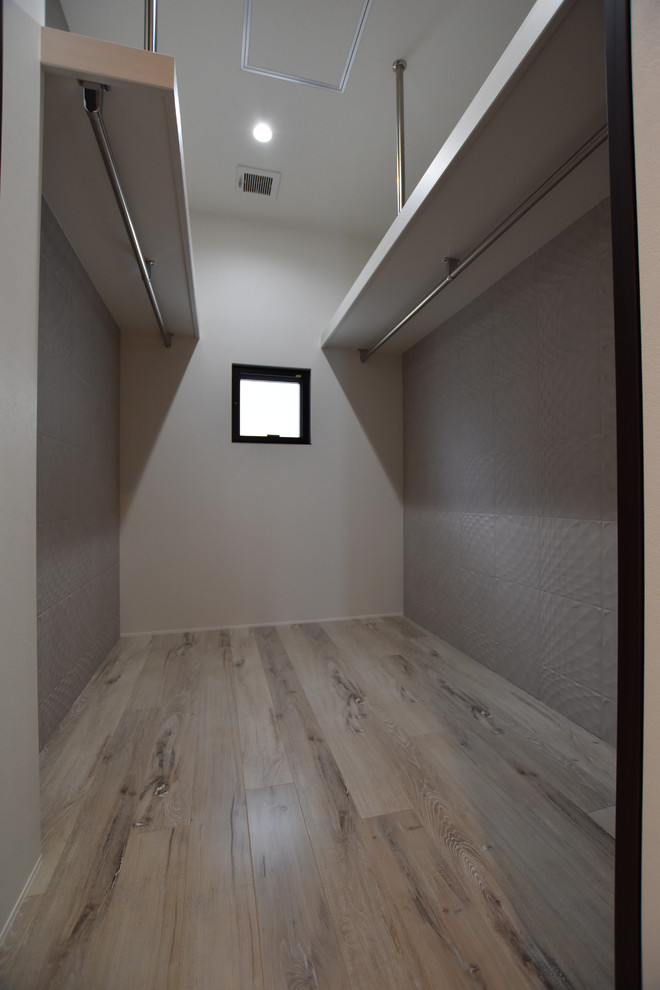 Exempel på ett modernt walk-in-closet för könsneutrala, med öppna hyllor och beiget golv