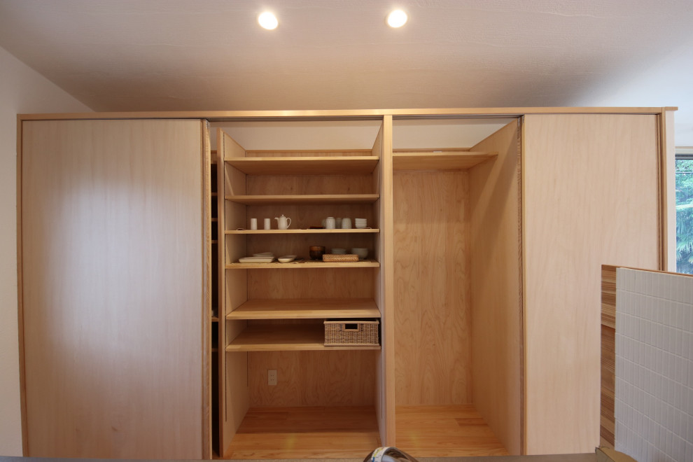 Example of a small reach-in closet design in Other