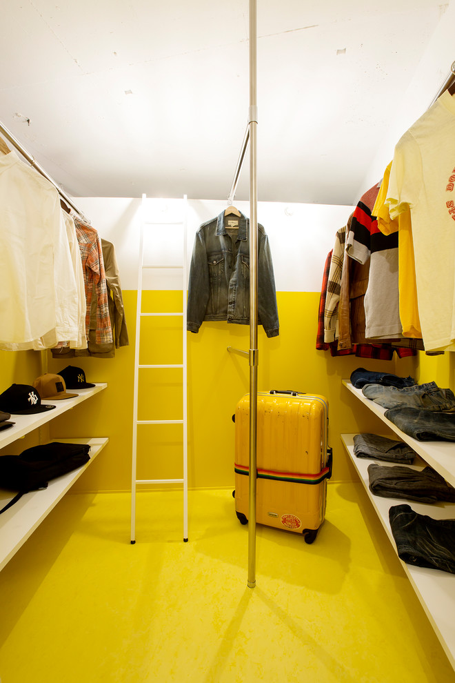 Idéer för en modern garderob, med gult golv