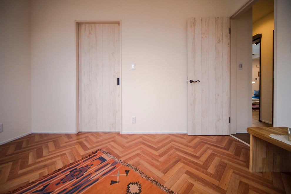 Стильный дизайн: большая гардеробная комната унисекс в морском стиле с полом из винила и коричневым полом - последний тренд