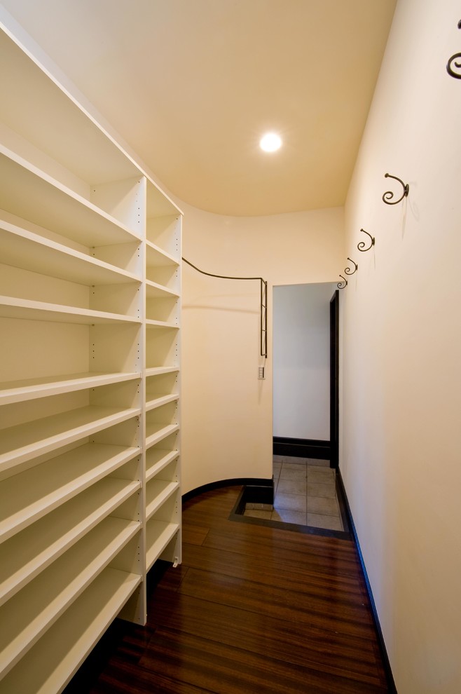 Exempel på ett minimalistiskt walk-in-closet