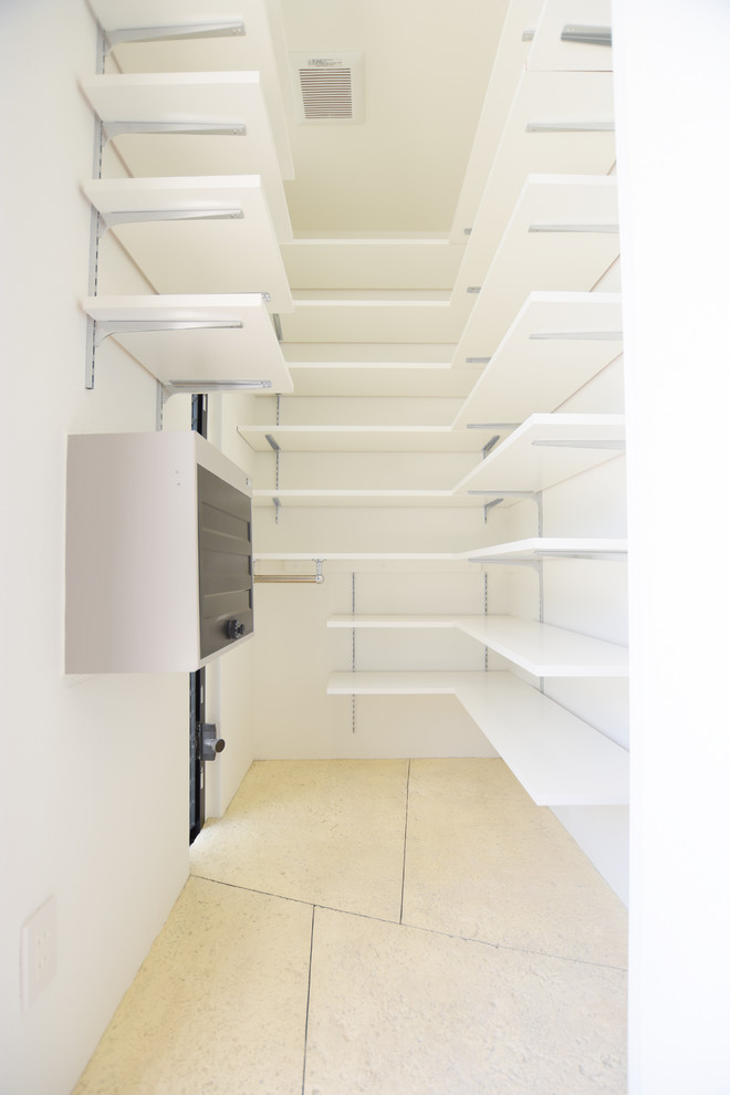 Immagine di un armadio o armadio a muro unisex minimalista con pavimento in cemento e pavimento giallo
