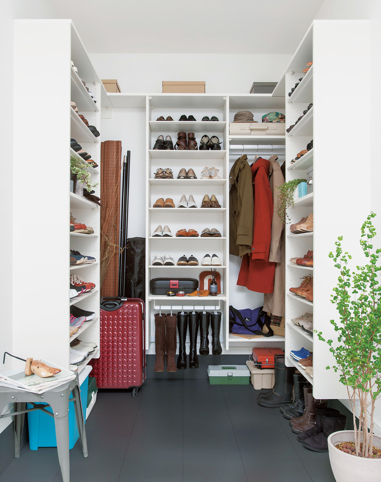 На фото: гардеробная комната в современном стиле с открытыми фасадами и серым полом с