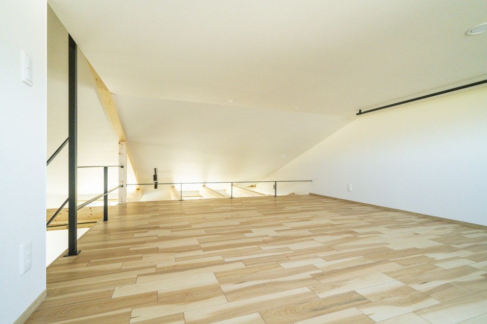 他の地域にある低価格の中くらいなモダンスタイルのおしゃれな収納・クローゼット (淡色無垢フローリング、茶色い床) の写真