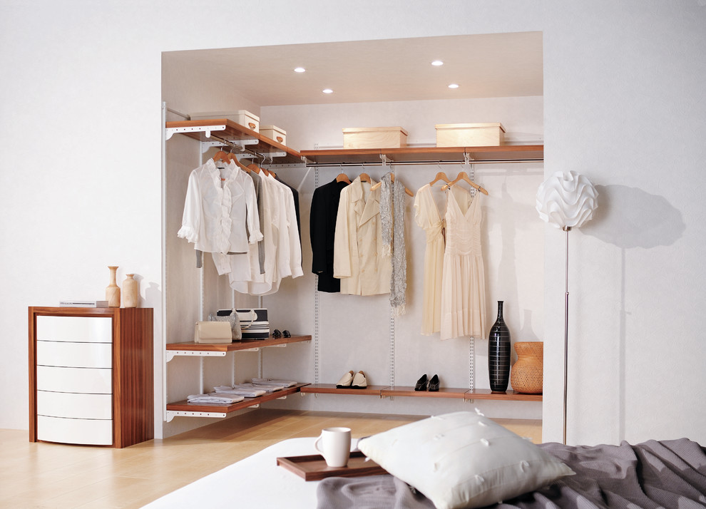 Exempel på en modern garderob, med beiget golv