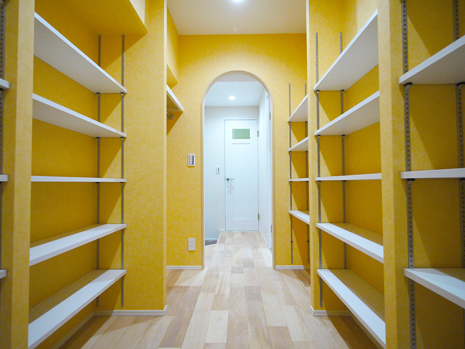 Источник вдохновения для домашнего уюта: гардеробная комната в средиземноморском стиле с светлым паркетным полом, бежевым полом и потолком с обоями