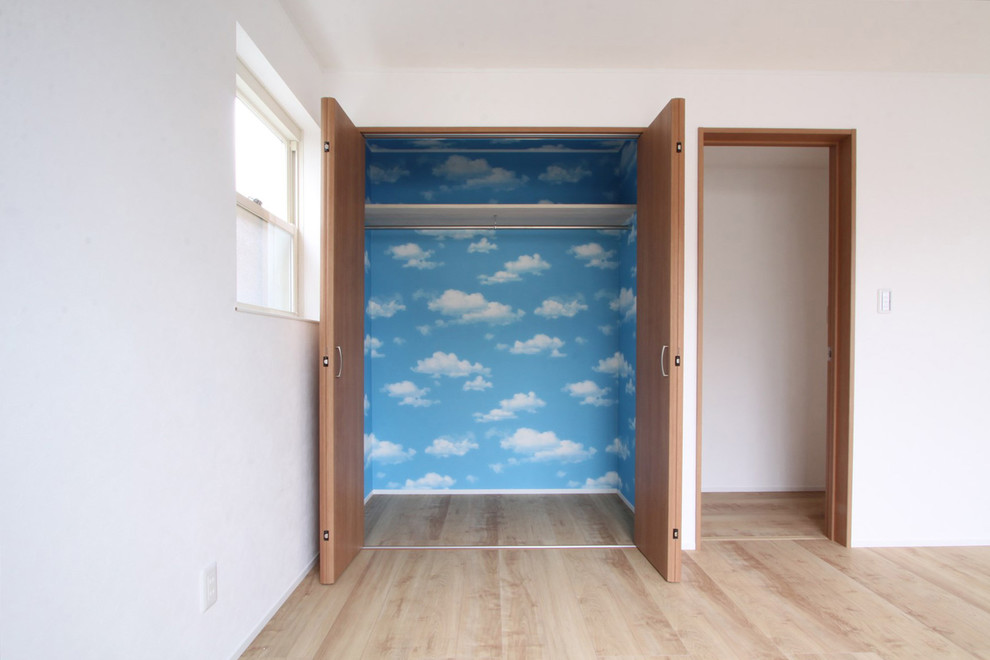 Idee per un armadio o armadio a muro per donna di medie dimensioni con ante lisce, ante in legno scuro, pavimento in compensato e pavimento beige