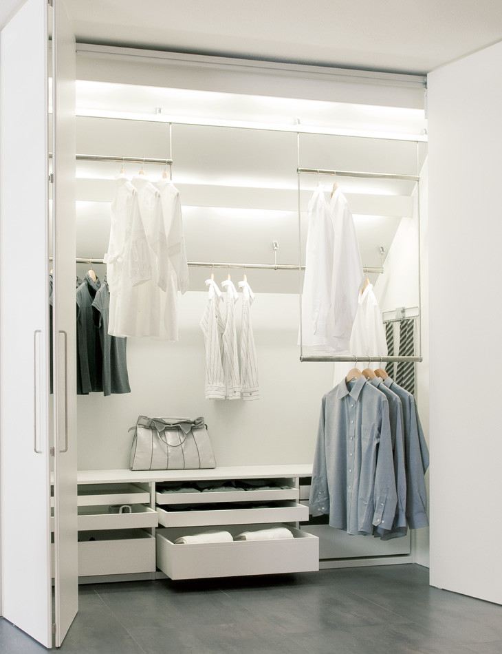 Exempel på ett modernt walk-in-closet för könsneutrala, med vita skåp