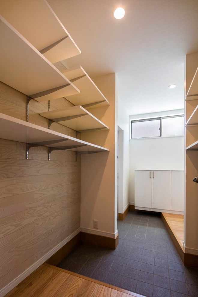 Идея дизайна: гардеробная комната среднего размера, унисекс в скандинавском стиле с открытыми фасадами, белыми фасадами, полом из керамогранита и синим полом