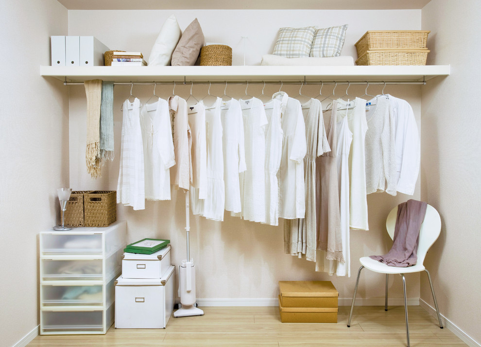 Diseño de armario vestidor minimalista con armarios abiertos