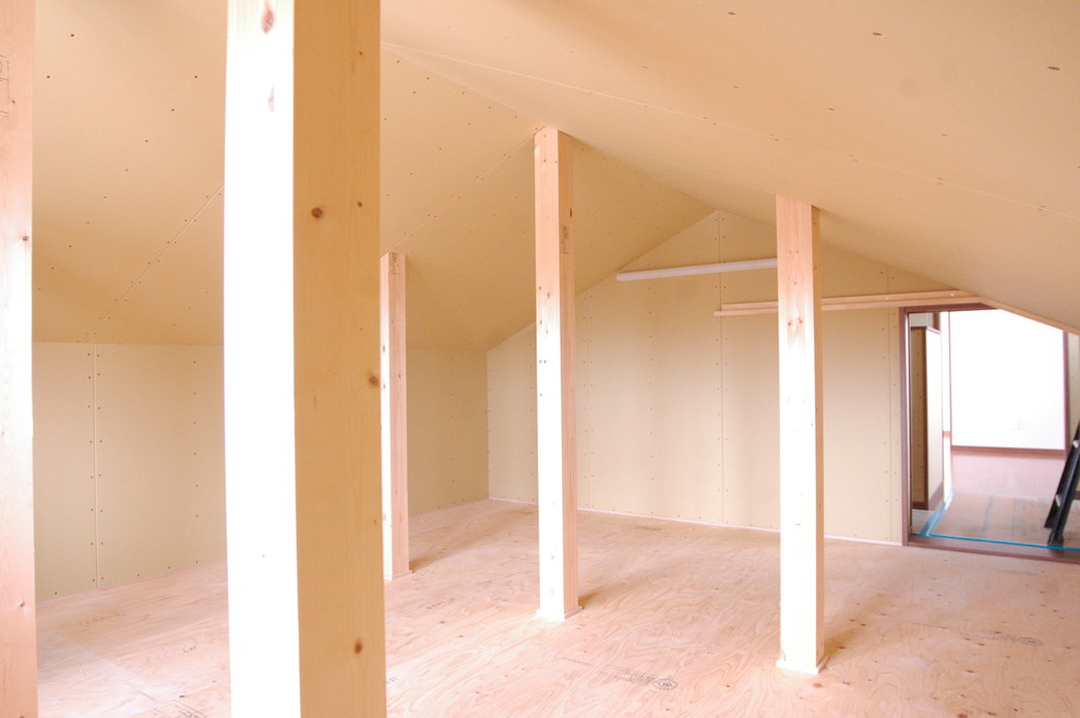 Cette image montre un dressing asiatique en bois foncé de taille moyenne et neutre avec un placard à porte plane et un sol beige.