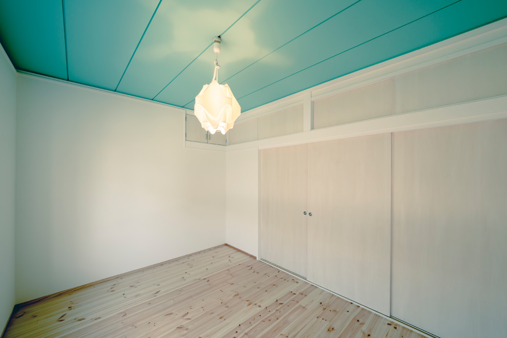 Modelo de armario vestidor de mujer escandinavo pequeño con armarios abiertos, puertas de armario blancas, suelo de madera clara y suelo beige