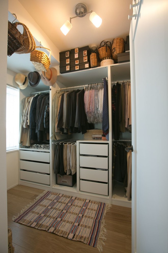 Ejemplo de armario vestidor moderno con armarios abiertos y puertas de armario blancas