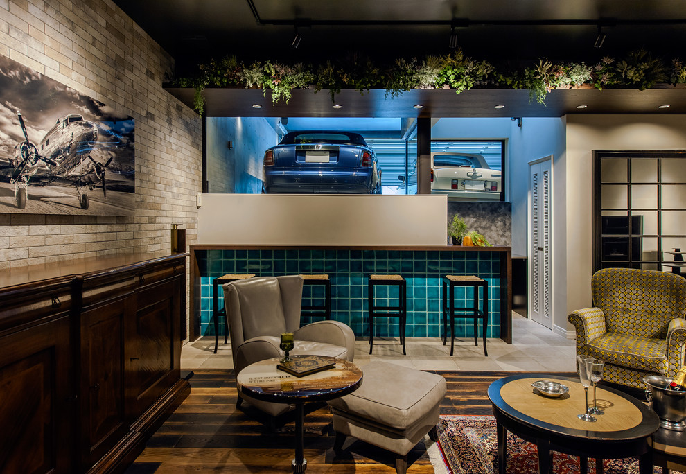 Стильный дизайн: гостиная комната в современном стиле с серыми стенами, деревянным полом и разноцветным полом - последний тренд