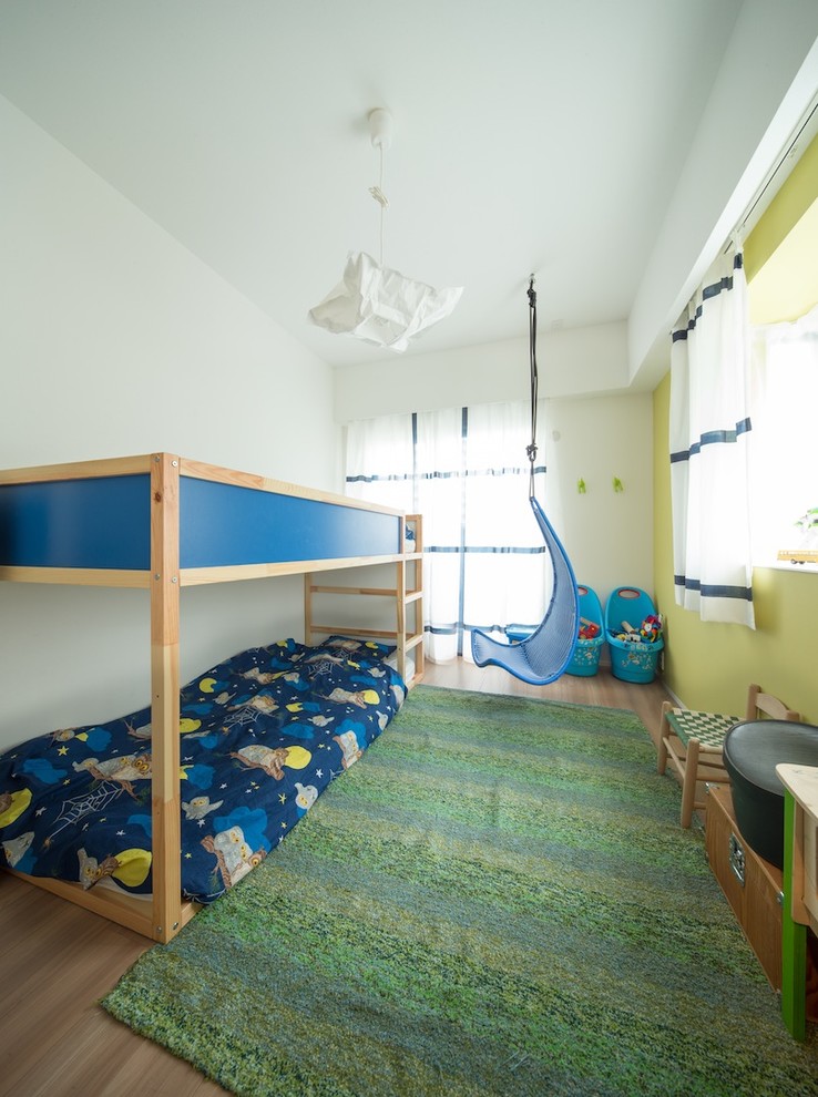 Réalisation d'une chambre d'enfant de 1 à 3 ans nordique avec un mur blanc, un sol en bois brun et un lit superposé.