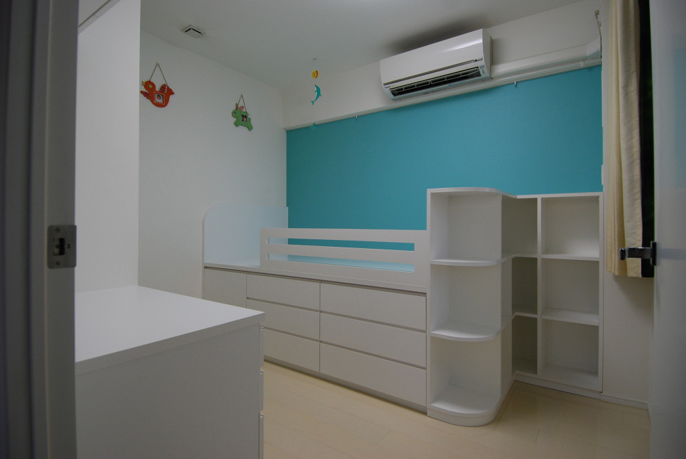 Foto på ett minimalistiskt barnrum