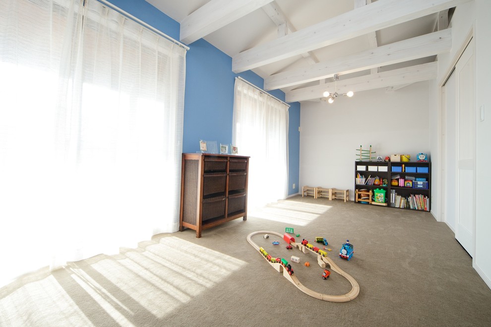 Réalisation d'une grande chambre d'enfant de 1 à 3 ans nordique avec un mur blanc et moquette.