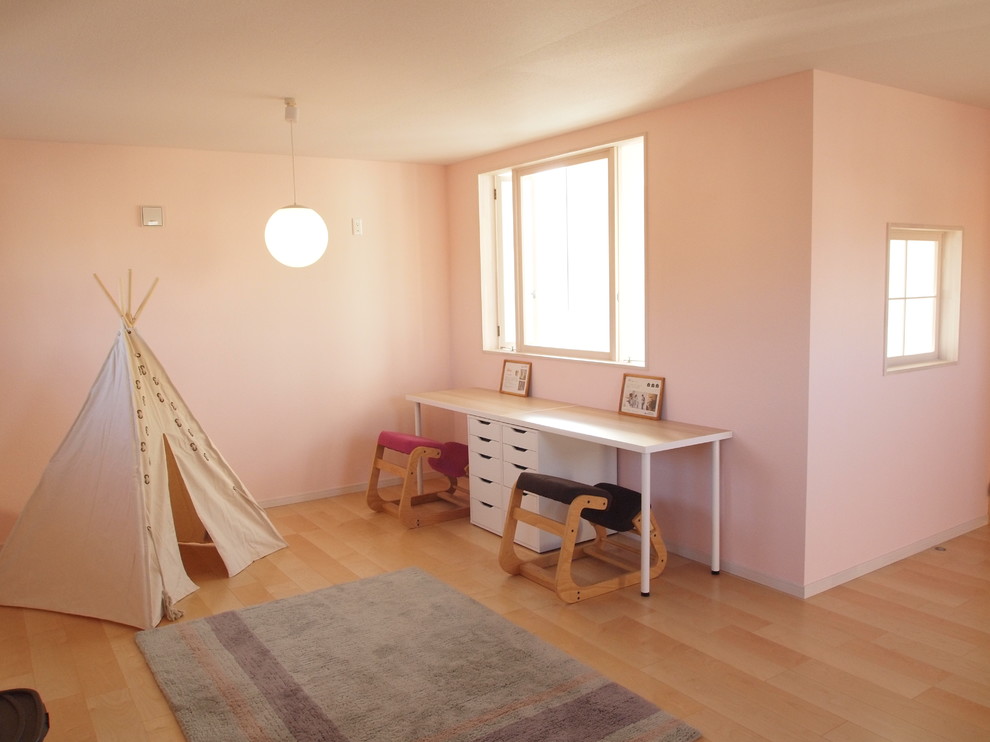 Idéer för att renovera ett mellanstort skandinaviskt flickrum kombinerat med skrivbord och för 4-10-åringar, med rosa väggar, plywoodgolv och beiget golv