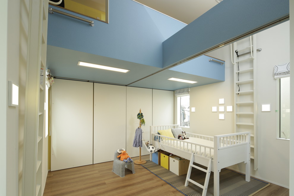 Mittelgroßes Modernes Jungszimmer mit Schlafplatz, blauer Wandfarbe und braunem Holzboden in Tokio
