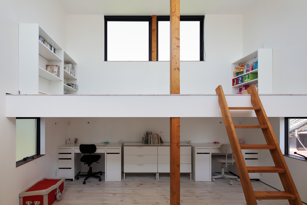 Modernes Kinderzimmer mit weißer Wandfarbe, gebeiztem Holzboden und beigem Boden in Sonstige