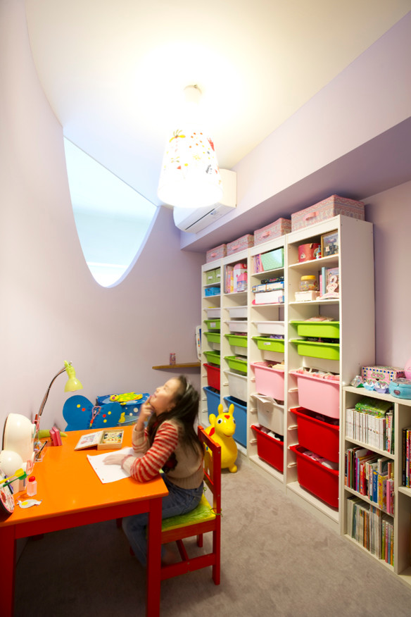 Exempel på ett mellanstort modernt flickrum kombinerat med lekrum och för 4-10-åringar, med lila väggar och heltäckningsmatta