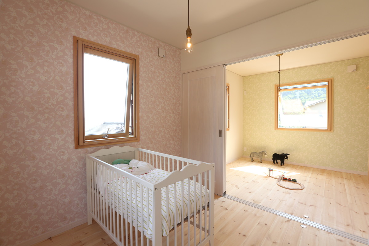 他の地域にある北欧スタイルのおしゃれな子供部屋 (マルチカラーの壁、無垢フローリング、児童向け、ベージュの床) の写真