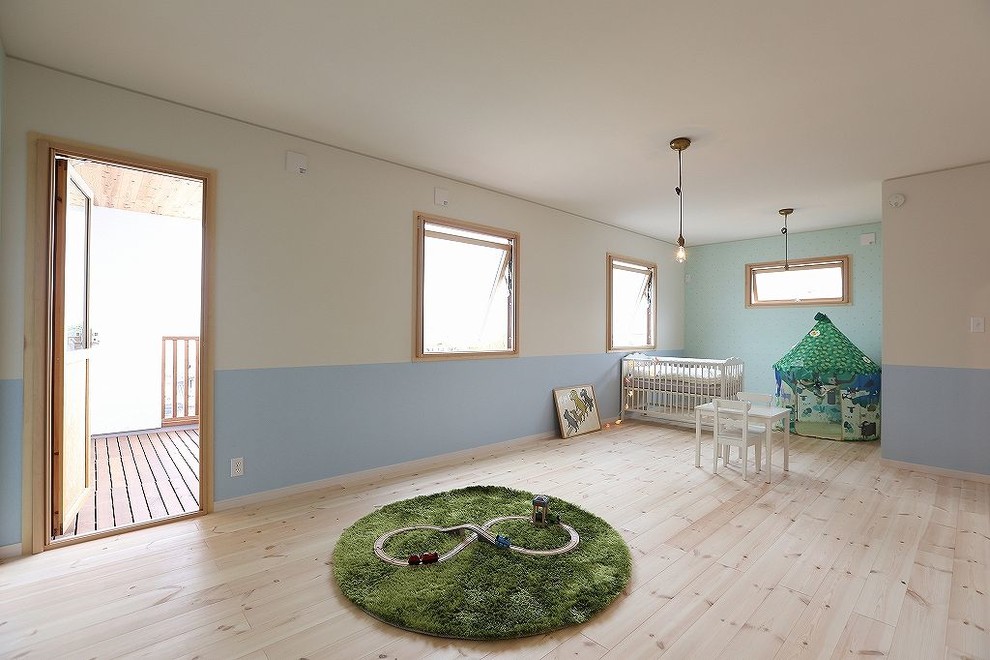 他の地域にある北欧スタイルのおしゃれな子供部屋 (マルチカラーの壁、淡色無垢フローリング、ベージュの床) の写真