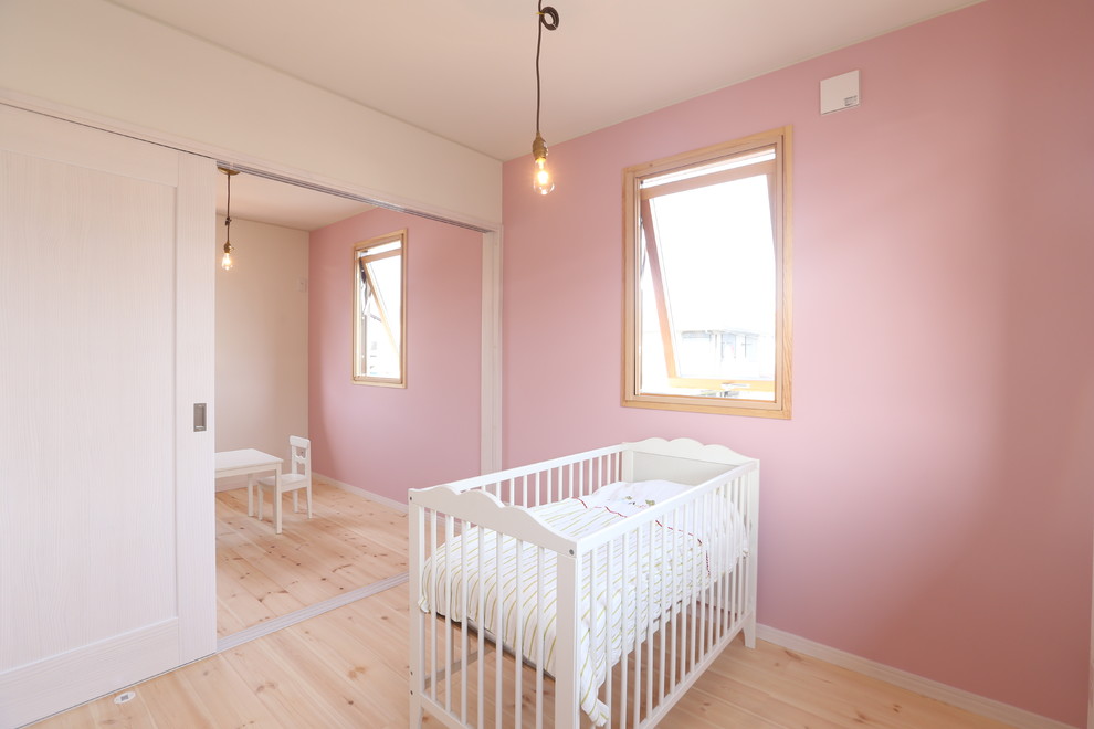 他の地域にある北欧スタイルのおしゃれな子供部屋 (ピンクの壁、無垢フローリング、児童向け、ベージュの床) の写真