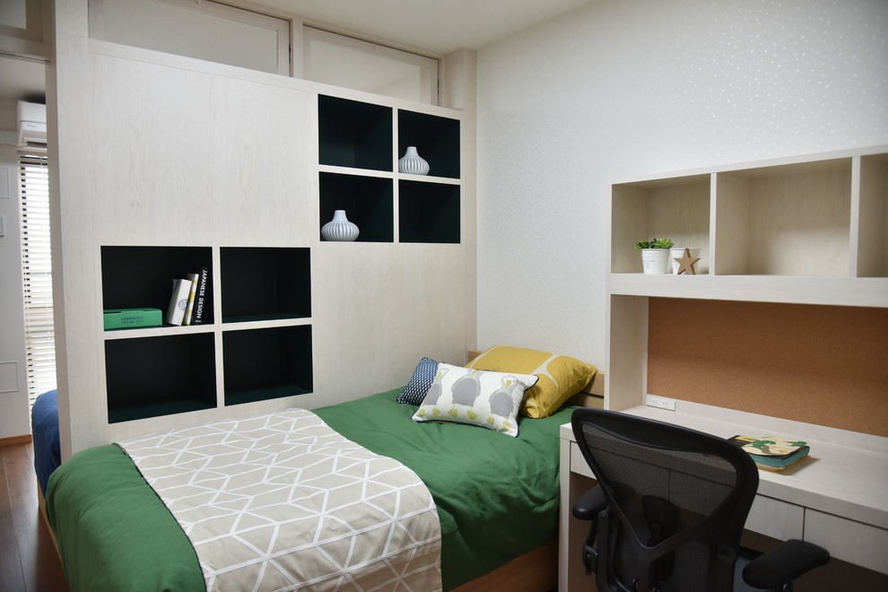 Diseño de dormitorio infantil escandinavo de tamaño medio con escritorio, paredes blancas, suelo de contrachapado y suelo marrón