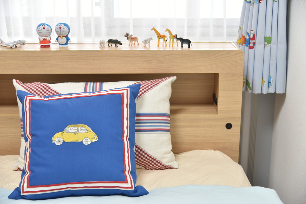 Idée de décoration pour une petite chambre d'enfant de 4 à 10 ans nordique avec un sol en contreplaqué, un sol marron et un mur blanc.