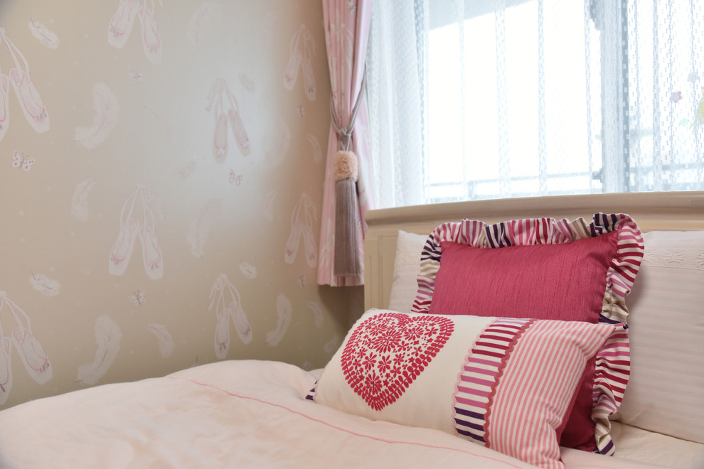 Kleines Klassisches Mädchenzimmer mit Schlafplatz, beiger Wandfarbe, braunem Holzboden und braunem Boden in Sonstige