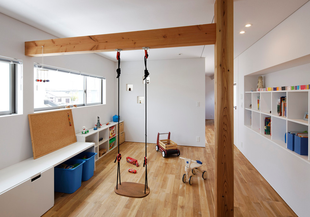 Asiatisches Kinderzimmer mit weißer Wandfarbe, braunem Holzboden und braunem Boden in Sonstige