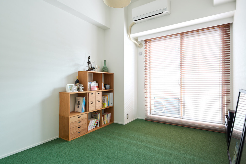 Exemple d'une salle de jeux d'enfant industrielle avec un mur blanc, moquette et un sol vert.