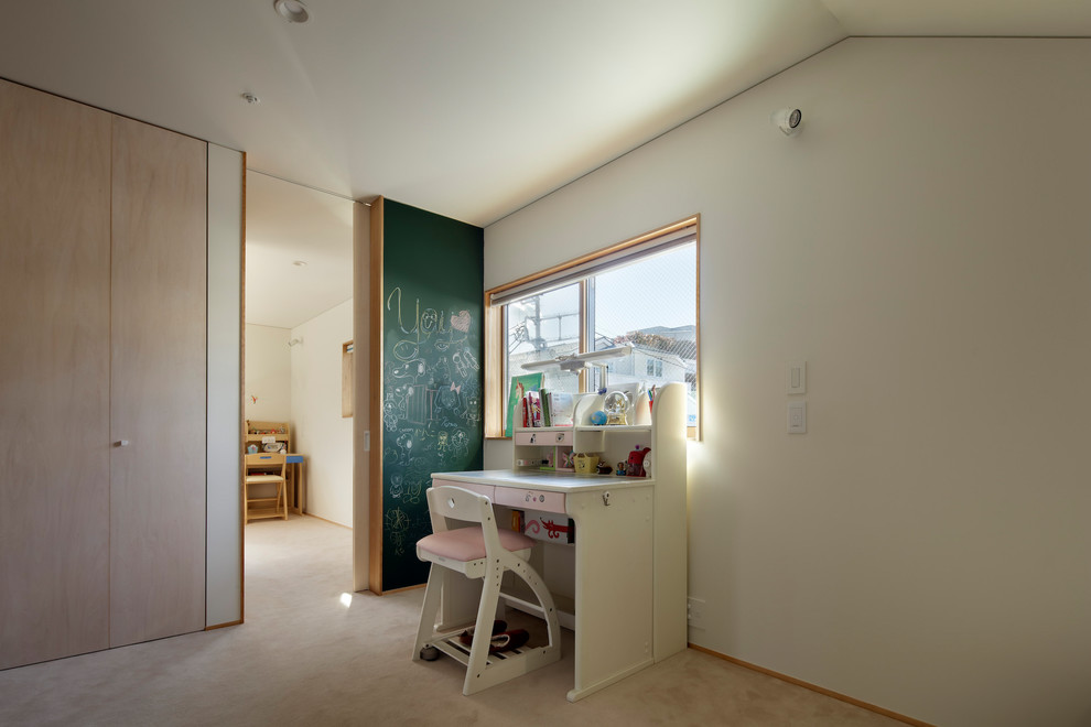Cette photo montre une grande chambre de fille de 4 à 10 ans asiatique avec un bureau, un mur blanc, moquette et un sol beige.