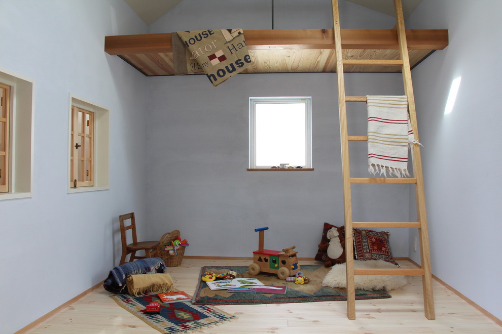 神戸にあるカントリー風のおしゃれな子供部屋 (青い壁、淡色無垢フローリング、ベージュの床) の写真