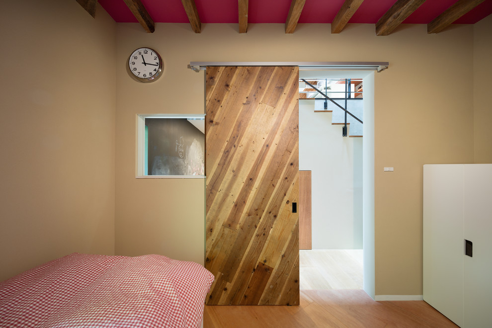 Mittelgroßes Asiatisches Mädchenzimmer mit Schlafplatz, brauner Wandfarbe und braunem Holzboden in Tokio