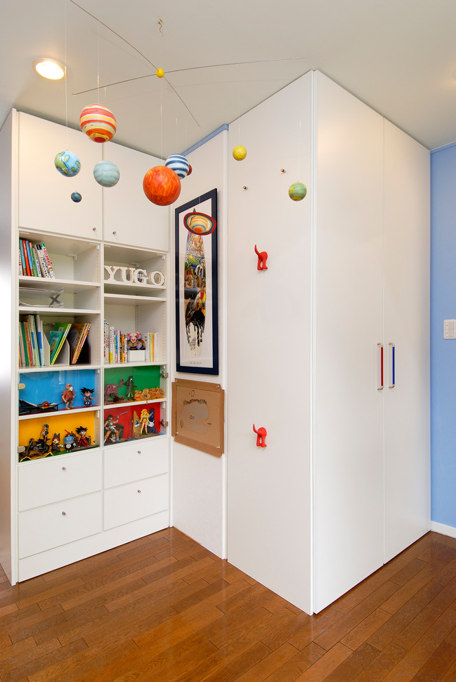 大阪にあるコンテンポラリースタイルのおしゃれな子供部屋 (青い壁、無垢フローリング、茶色い床) の写真