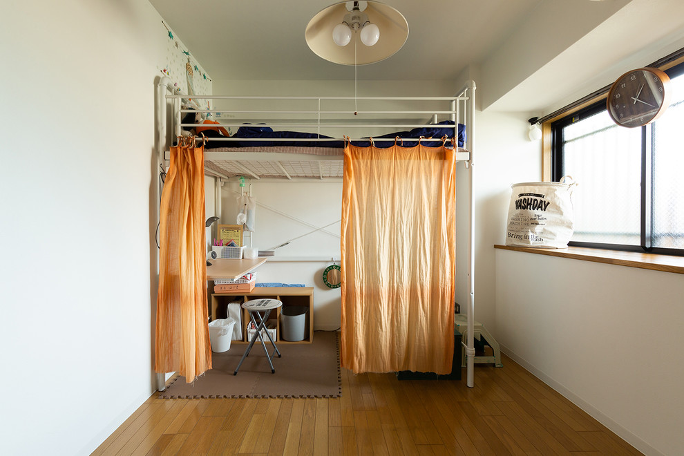 他の地域にあるインダストリアルスタイルのおしゃれな子供部屋 (白い壁、児童向け、茶色い床、無垢フローリング) の写真