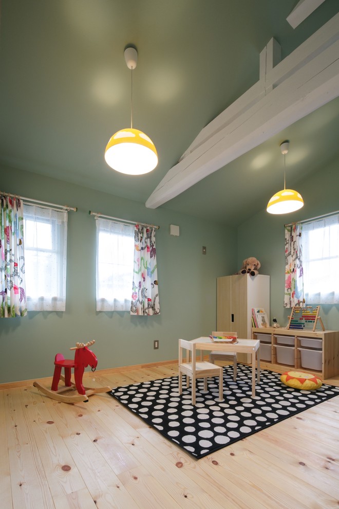 Imagen de dormitorio infantil nórdico con paredes verdes y suelo de madera clara